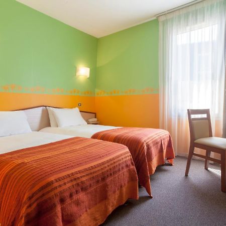 Brit Hotel Le Lion D'Or Chinon Bagian luar foto