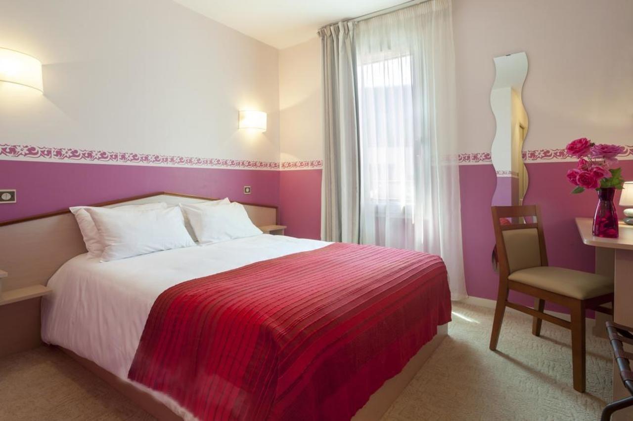 Brit Hotel Le Lion D'Or Chinon Bagian luar foto