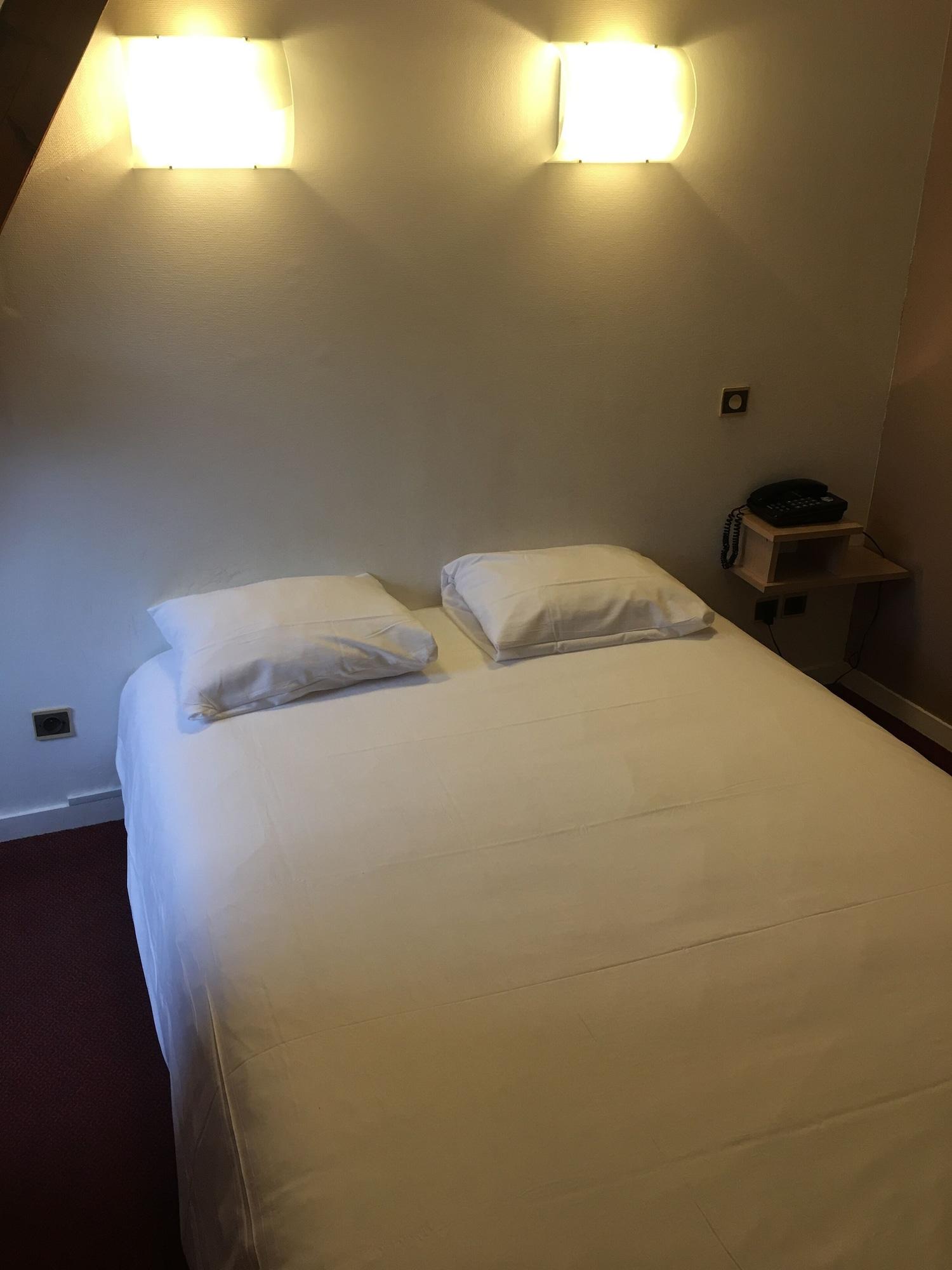 Brit Hotel Le Lion D'Or Chinon Bagian luar foto