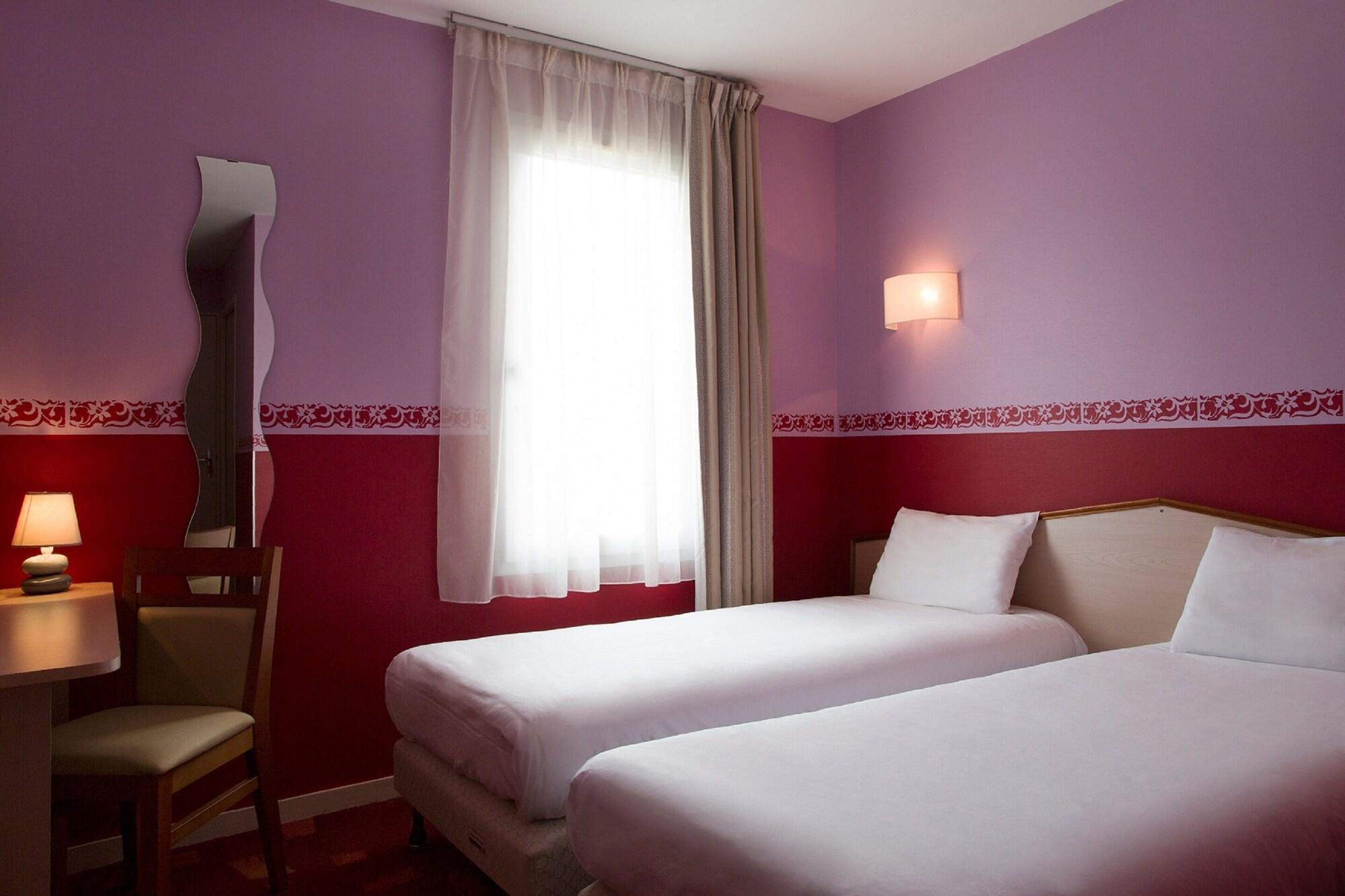 Brit Hotel Le Lion D'Or Chinon Bagian luar foto