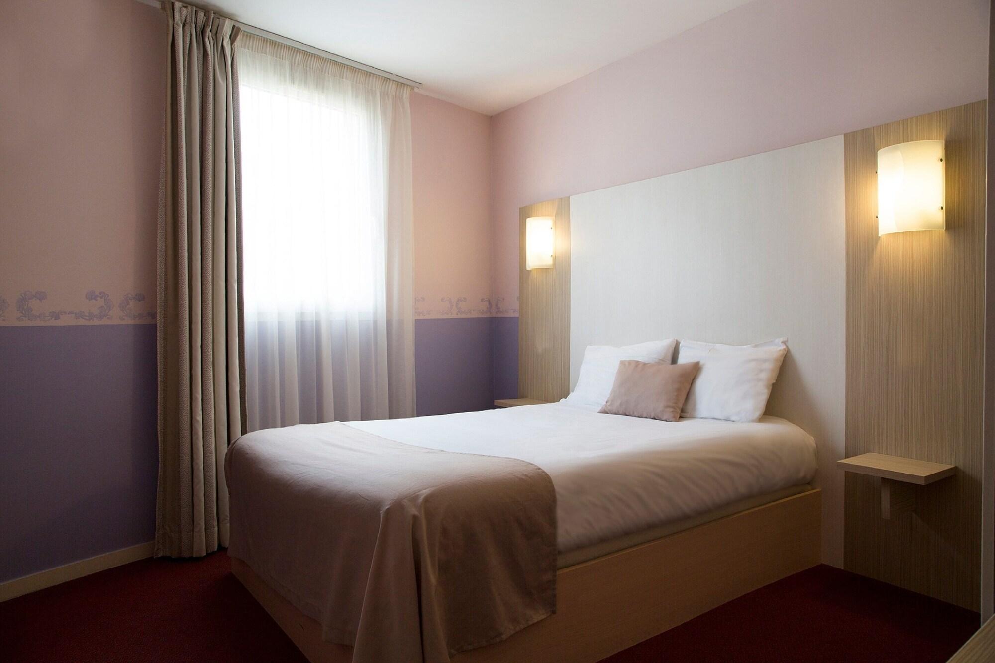 Brit Hotel Le Lion D'Or Chinon Bagian luar foto