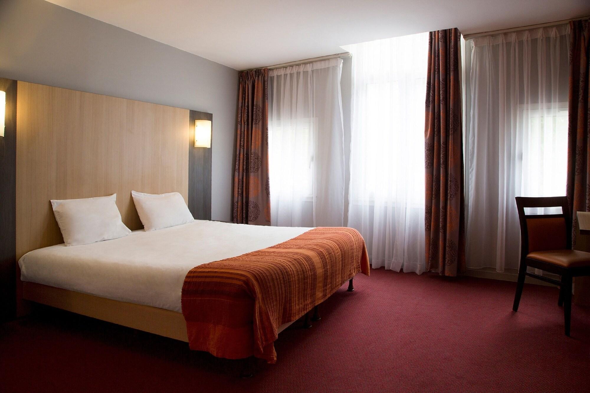 Brit Hotel Le Lion D'Or Chinon Bagian luar foto