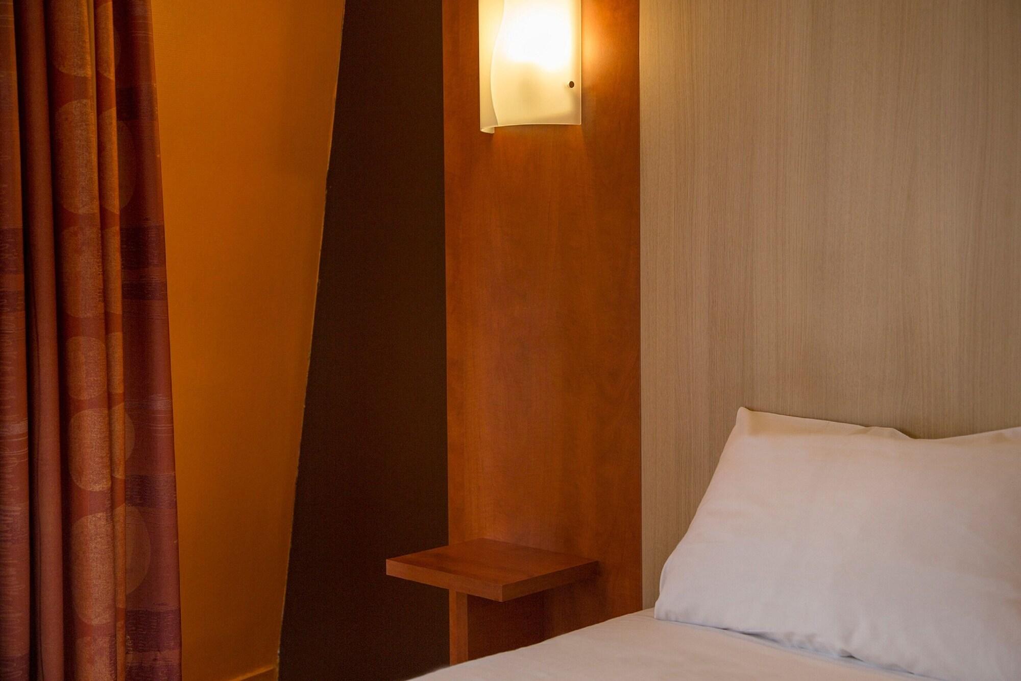 Brit Hotel Le Lion D'Or Chinon Bagian luar foto