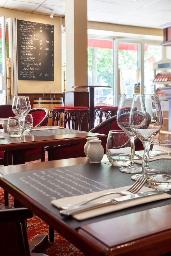 Brit Hotel Le Lion D'Or Chinon Bagian luar foto