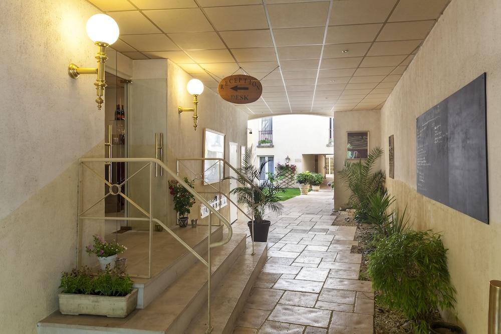Brit Hotel Le Lion D'Or Chinon Bagian luar foto