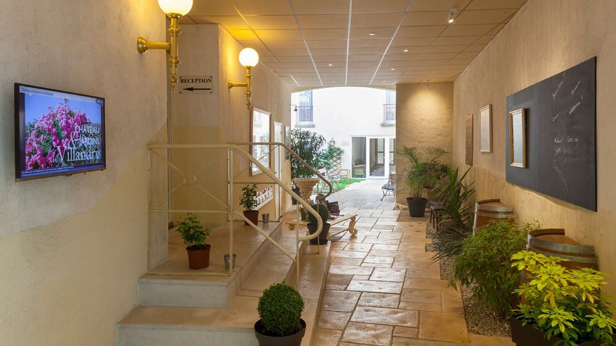 Brit Hotel Le Lion D'Or Chinon Bagian luar foto