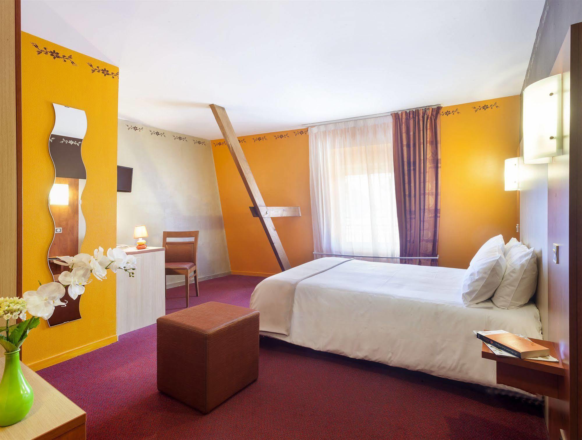 Brit Hotel Le Lion D'Or Chinon Bagian luar foto
