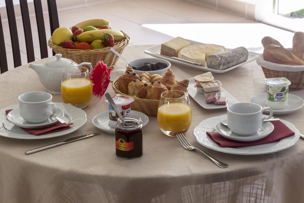 Brit Hotel Le Lion D'Or Chinon Bagian luar foto