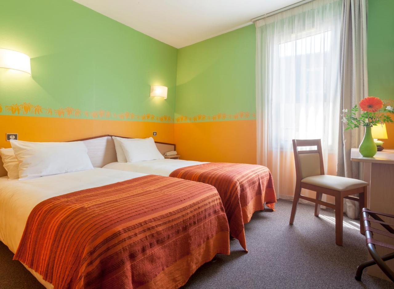 Brit Hotel Le Lion D'Or Chinon Bagian luar foto