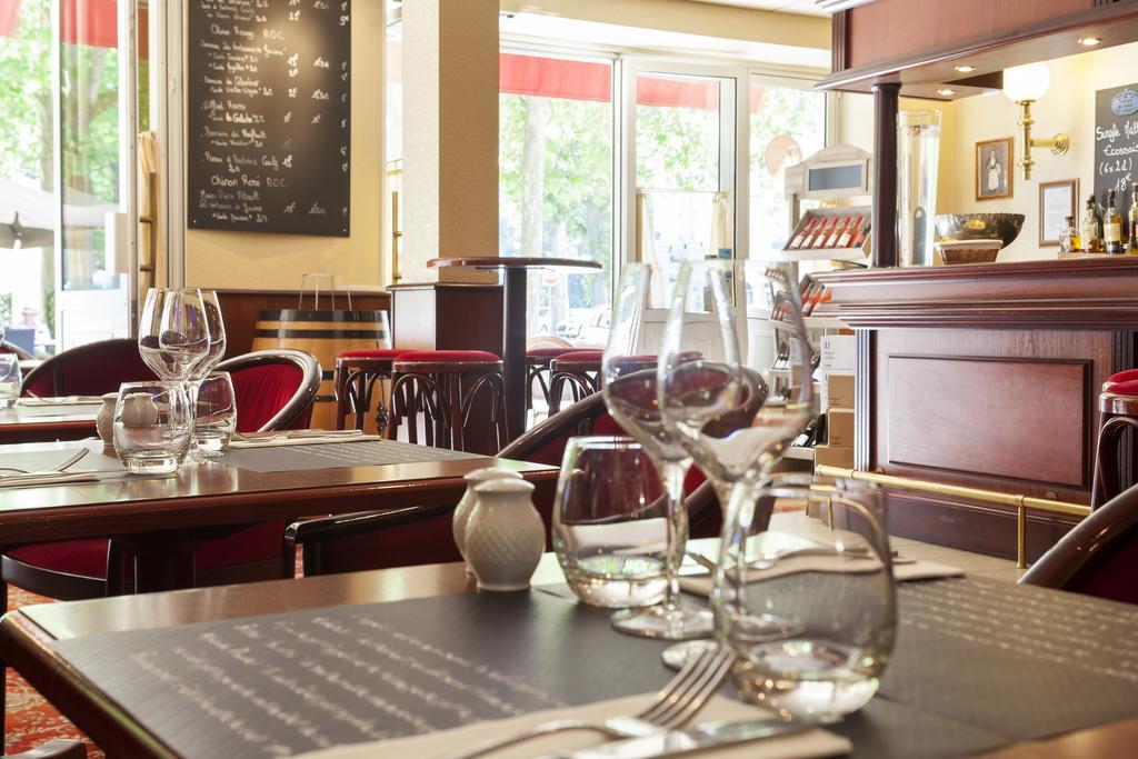 Brit Hotel Le Lion D'Or Chinon Bagian luar foto